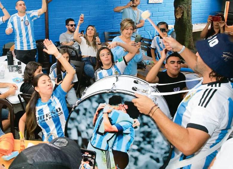 Más de un centenar de personas se reunieron en el restaurante Cambalache, en El Poblado, para disfrutar de la final de la Copa Mundo. Luis Posada, propietario, encendió el festín con su tambor. FOTO Esneyder Gutiérrez. 