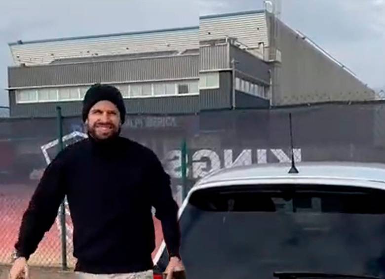 Mientras que Shakira rompe récords, Piqué se movilizó en Barcelona en un nuevo modelo Twingo. FOTO Captura de Pantalla