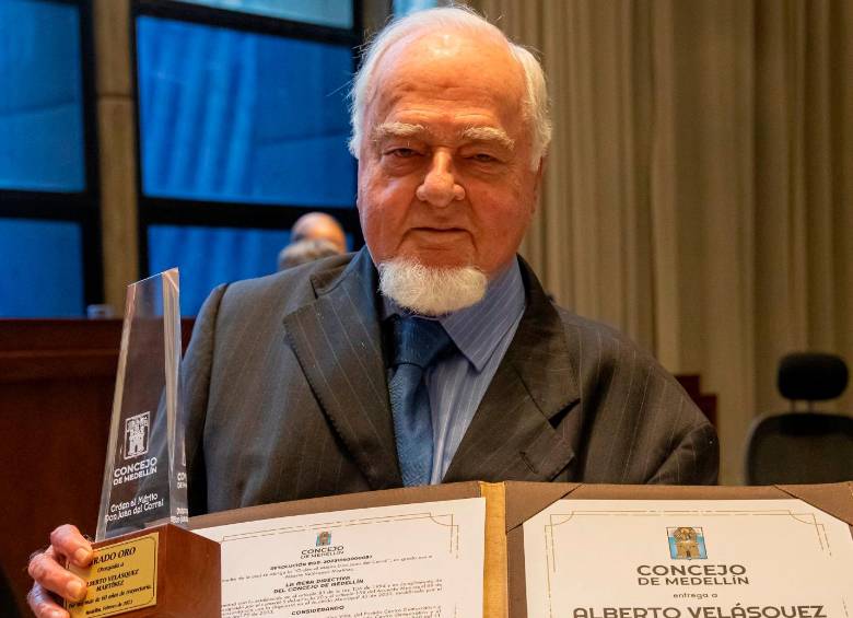 El columnista Alberto Velásquez recibe el reconocimiento de manos del Concejo de Medellín. FOTO: Carlos Velásquez.