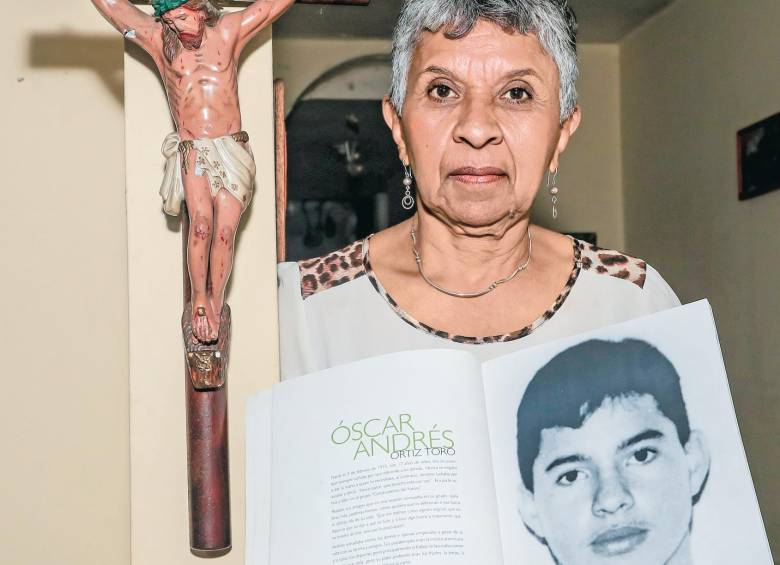 Marta Toro perdió a Óscar Andrés Ortiz Toro, de 17 años. Era su único hijo hombre y el primero que tuvo. El adolescente murió en la masacre dos días antes de graduarse. FOTO jaime peréz