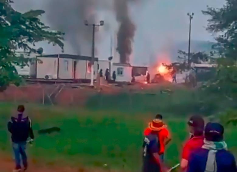 Pelea entre campesinos y Esmad deja 2 muertos y 75 policías secuestrados