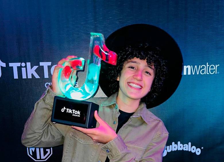 Carlos Alberto Díaz con su premio. FOTO Instagram @lagranjadelborrego