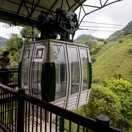 El cable aéreo en Jardín no solo sirve a los turistas, sino que también es utilizado por las familias para transportar el mercado. FOTO<b><span class="mln_uppercase_mln"> Jaime Pérez</span></b>