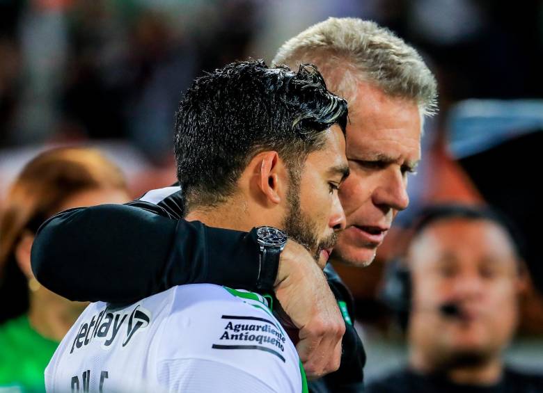 El técnico Paulo Autuori consolando a Andrés Andrade tras la eliminación de Nacional. FOTO JAIME PÉREZ