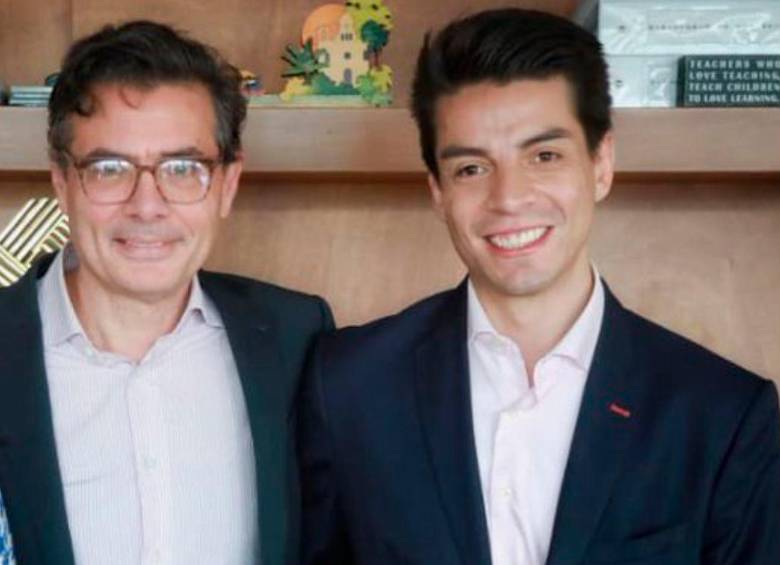 Nicolás Ávila (der.) era uno de los hombres de confianza del exministro Alejandro Gaviria en el ministerio de Educación. FOTO: TOMADA DE TWITTER