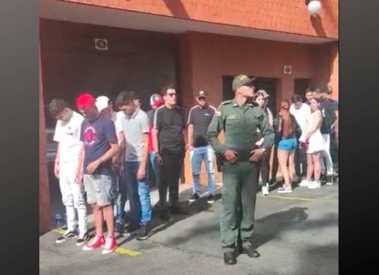 Las personas capturadas fueron trasladadas por personal de la Policía Metropolitana. FOTO: CORTESÍA