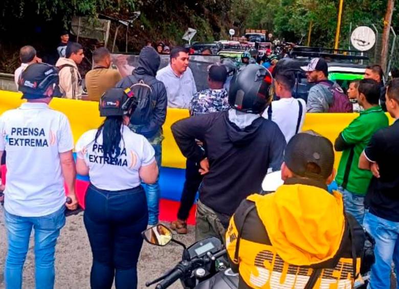 Los manifestantes hicieron bloqueos en la vía principal de acceso hacia Buriticá. FOTO: CORTESÍA