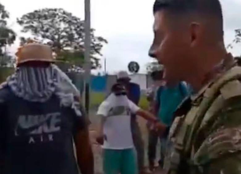 Uno de los encapuchados le exige reiterativamente al coronel Luis William Bravo, comandante del Batallón de Operaciones Terrestres del Ejército, con sede en Tarazá. FOTO: CORTESÍA