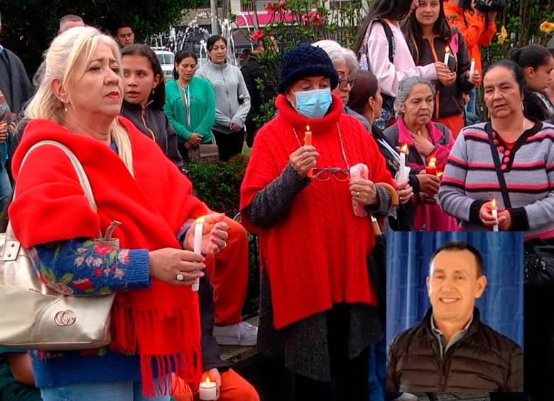 Los habitantes de La Unión clamaron con velas y oraciones por la aparición de José Joaquín Campuzano Botero (foto detalle), desaparecido desde el pasado martes. FOTO: CORTESÍA MUNDO + NOTICIAS