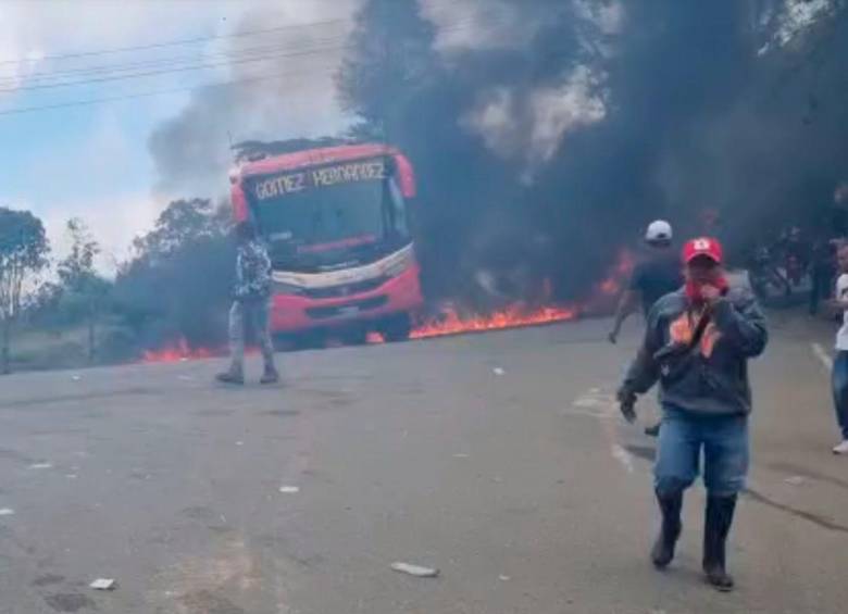 Los manifestantes, en medio de las confrontaciones con el Esmad, intentaron incendiar un bus de transporte intermunicipal. FOTO: CORTESÍA