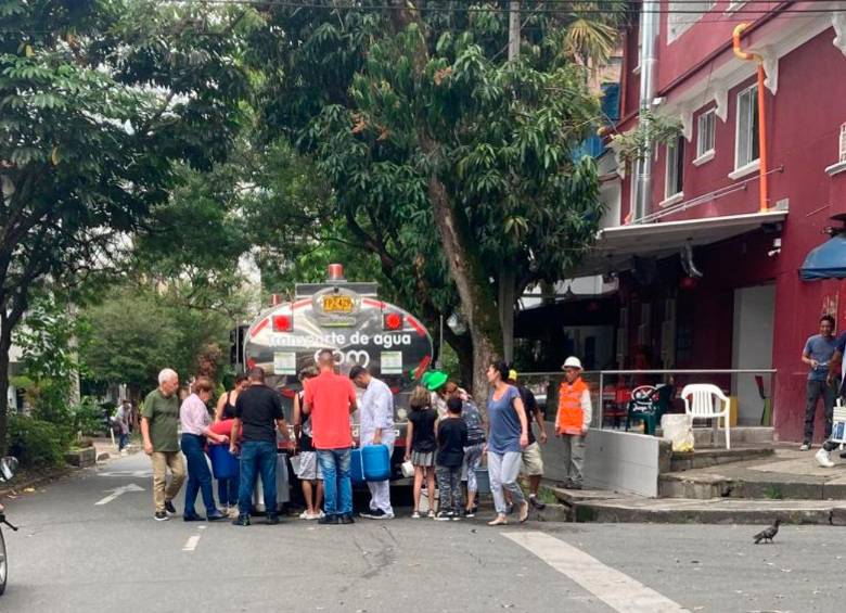 Según las denuncias, este fue el único carrotanque que llevó agua al barrio Manila. FOTO: CORTESÍA.