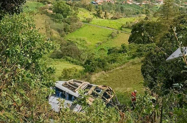 El vehículo rodó por un abismo de aproximadamente 100 metros. FOTO: TOMADA DE TWITTER @DefensaCivilCo