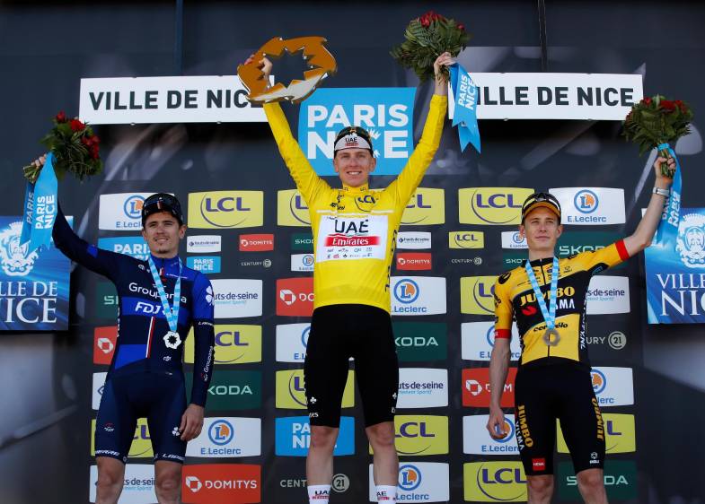 El festejo de Tadej Pogacar en el podio de la París-Niza, junto al danés Jonas Venegaard y el francés David Gaudu. FOTO EFE