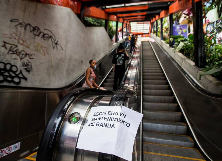 Las escaleras eléctricas de la comuna 13 funcionan a medias y su arreglo está en veremos