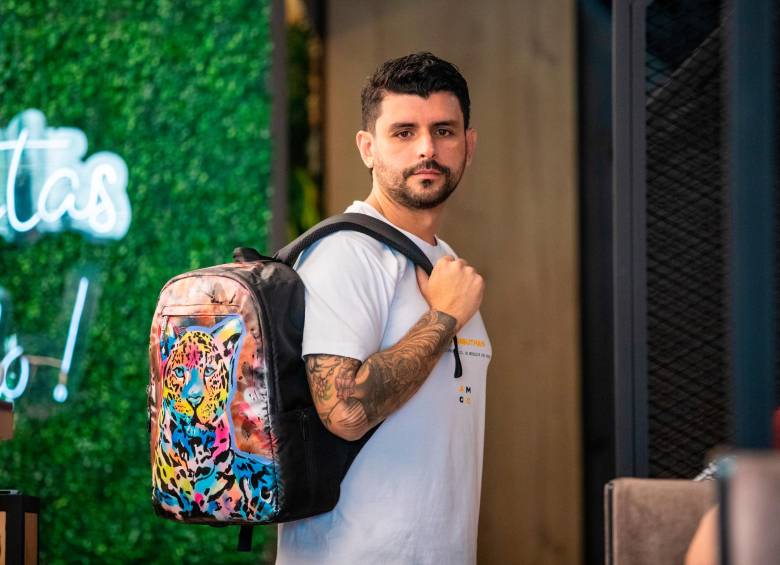 Giovanni Hoyos, un comerciante del centro de Medellín, es el fundador de esta empresa basada en la industria creativa. FOTO Camilo Suárez 