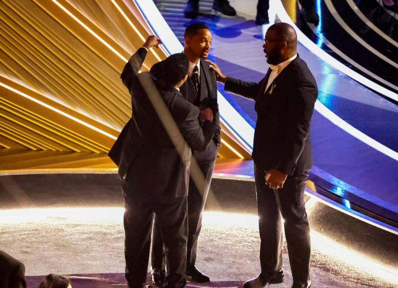 El momento en el que Denzel Washington y Tyler Perry aconsejan a Smith. FOTO Getty