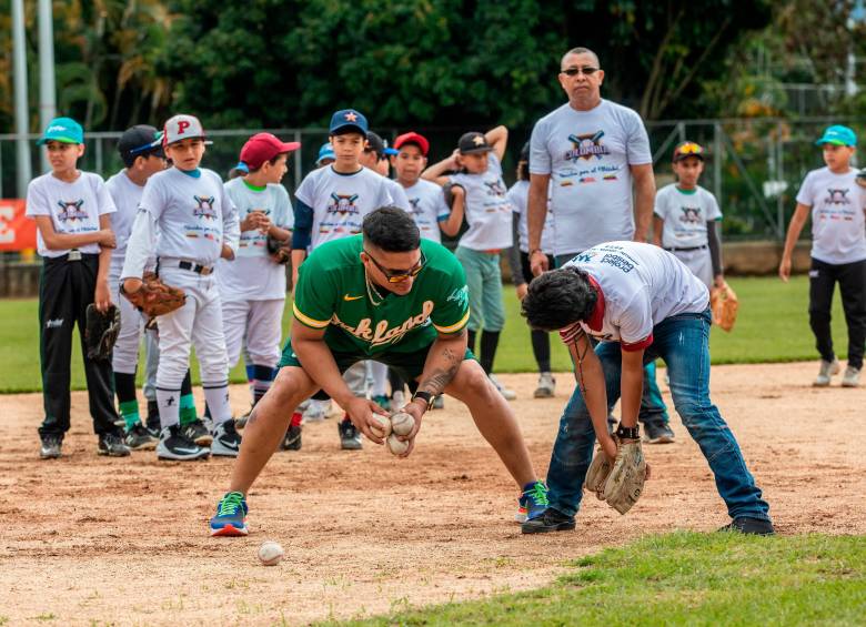 Jordan Díaz, el Grandes Ligas que les enseñó a los niños en Medellín