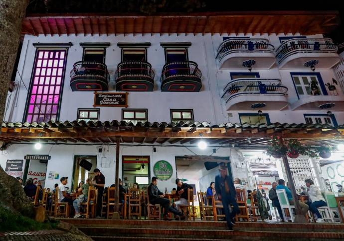 Las personas se reúnen para tertuliar en el parque, un escenario patrimonial del suroeste de Antioquía. Foto: Manuel Saldarriaga Quintero.
