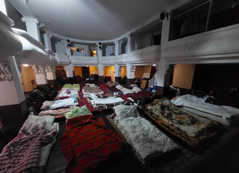 En Ucrania hay centenares de personas refugiadas que no han salido del país. FOTO EFE 
