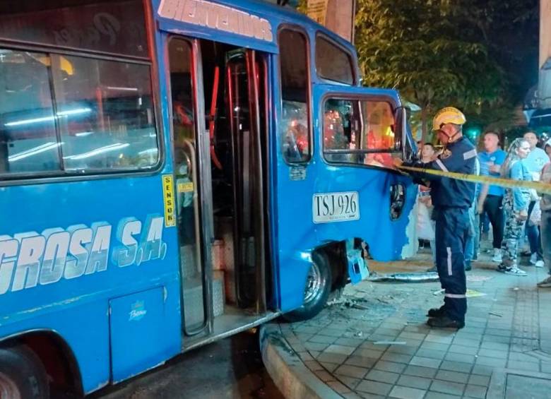 Por el fuerte impacto esta buseta terminó estrellándose contra un poste. FOTO: Cortesía Dagrd.