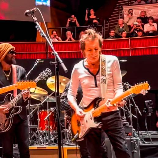 En el concierto estuvieron algunos de los emblemas del rock. En la imagen aparecen Eric Clapton, Gary Clark Jr y Ronnie Wood. Foto: Tomada de video.