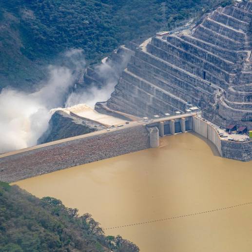 Las labores de búsqueda de los tres trabajadores que cayeron al embalse de Hidroituango se efectúan con apoyo de drones y la asistencia técnica del equipo de Manejo de Desastres del Dagrán. FOTO JUAN ANTONIO SÁNCHEZ