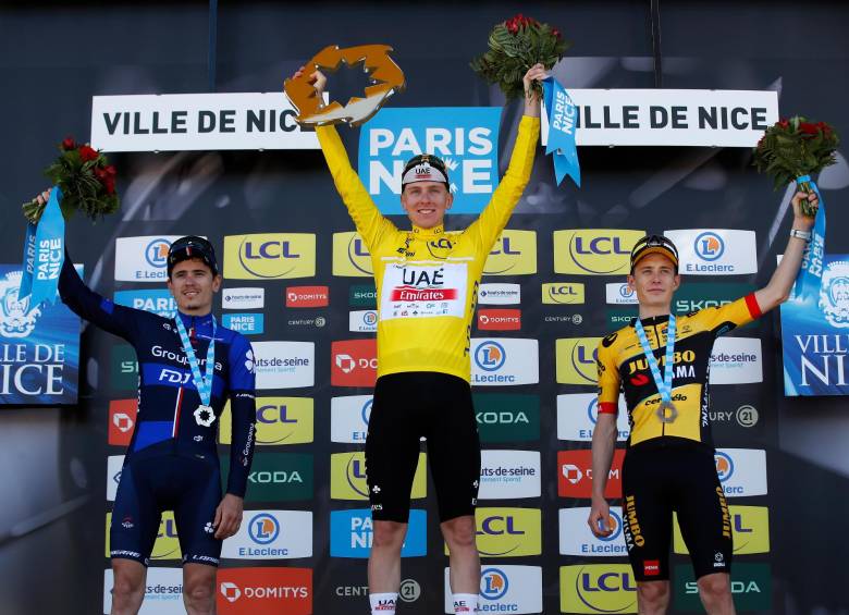 El festejo de Tadej Pogacar en el podio de la París-Niza, junto al danés Jonas Venegaard y el francés David Gaudu. FOTO EFE