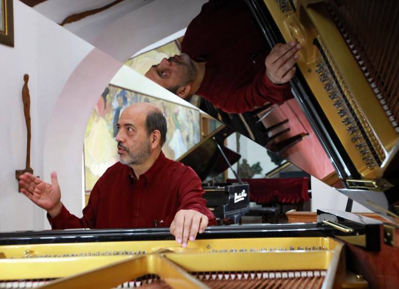 Jorge Alberto Marín lleva 35 años como restaurador y afinador de pianos. FOTO Manuel Saldarriaga