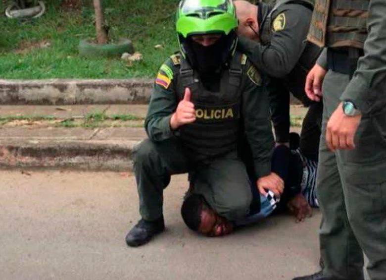 El procedimiento policial fue rechazado en redes sociales por el presunto abuso de la fuerza que se cometió contra el joven afro. FOTO: TOMADA DE TWITTER @WilliamYeffer