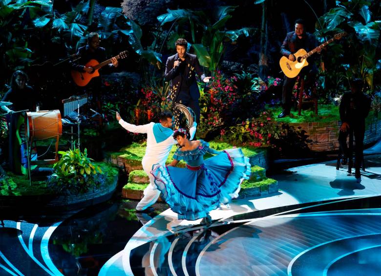 Sebastián Yatra, vestido de Esteban Cortázar, cuando cantó Dos oruguitas. FOTO Getty