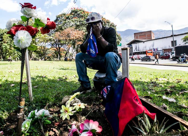El ‘More’ enterró a su perro Niño en pedazo de tierra de la glorieta de la Minorista. Lo sembró para seguirlo amando durante toda su vida. FOTOS julio césar herrera