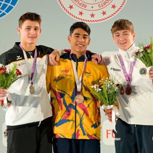 Ángel Barajas (centro) en lo más alto del podio en el Mundial de Turquía, es el único gimnasta colombiano en la competencia. FOTO: TOMADA DE TWITTER @gymnastics