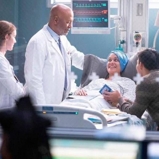 Imagen de Johanna Cure al lado de uno de los actores principales de Grey’s Anatomy, James Pickens Jr., el doctor Richard Webber. FOTO Cortesía