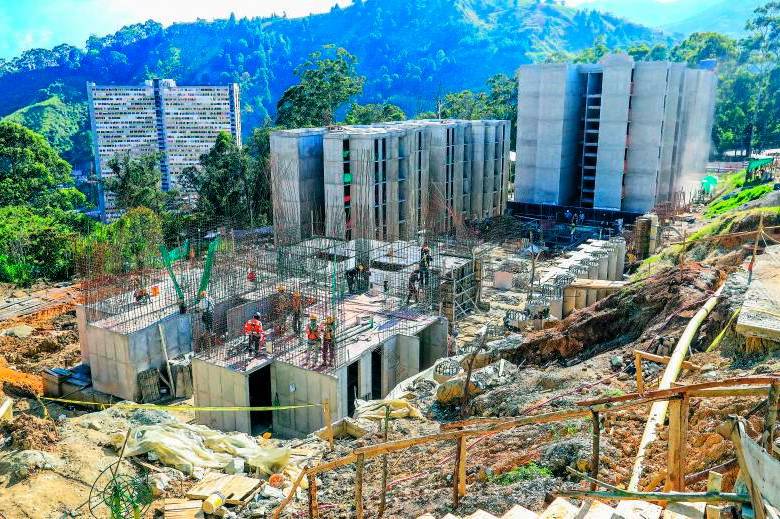 El contraste entre el ritmo frenético del proyecto Ventto y la falta de avances en su “hermano” ubicado al lado, en el mismo terreno de Vallejuelos, Brezze, es notorio. Foto: Jaime Pérez