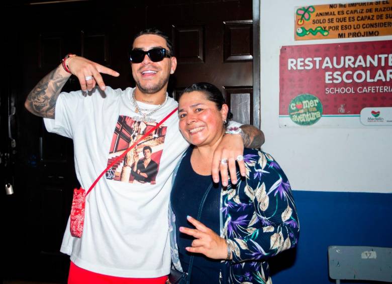 Ryan Castro y su profesora Nidia, en la visita que el reguetonero hizo a su colegio, el Diego Echavarría Misas de Pedregal. FOTO Esneyder Gutiérrez