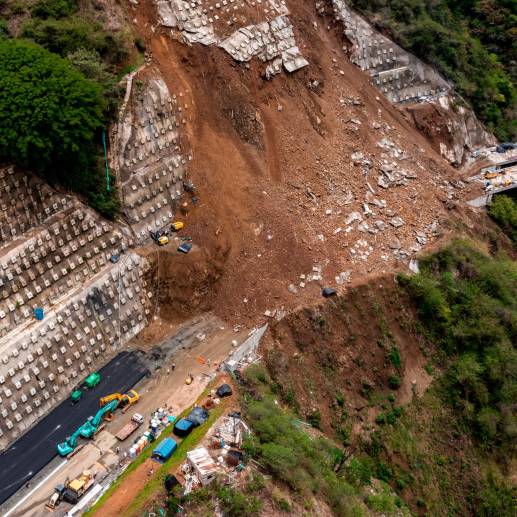 El deslizamiento se registró en el kilómetro 8 de la vía que aún está en construcción, por lo que no afectó la movilidad en la zona, ni implicó cierres en la Troncal del Café. Solución aún está en estudio. <b><span class="mln_uppercase_mln"> </span></b>FOTO<b><span class="mln_uppercase_mln"> camilo suárez</span></b>