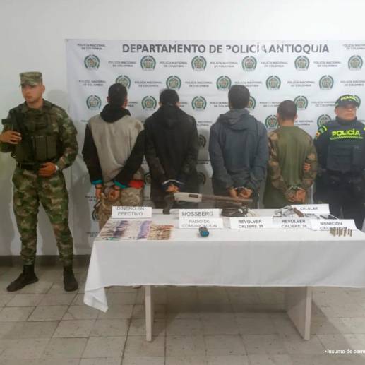 Los hombres fueron capturados en flagrancia por miembros de la Policía y el Ejército. FOTO: Cortesía.