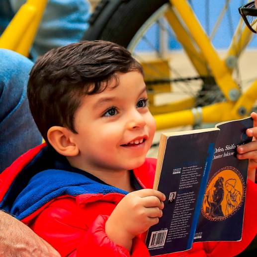 Esta celebración de los libros procura hacer de ellos una presencia constante en las vidas de la ciudadanía de Medellín. Foto: Jaime Pérez. 