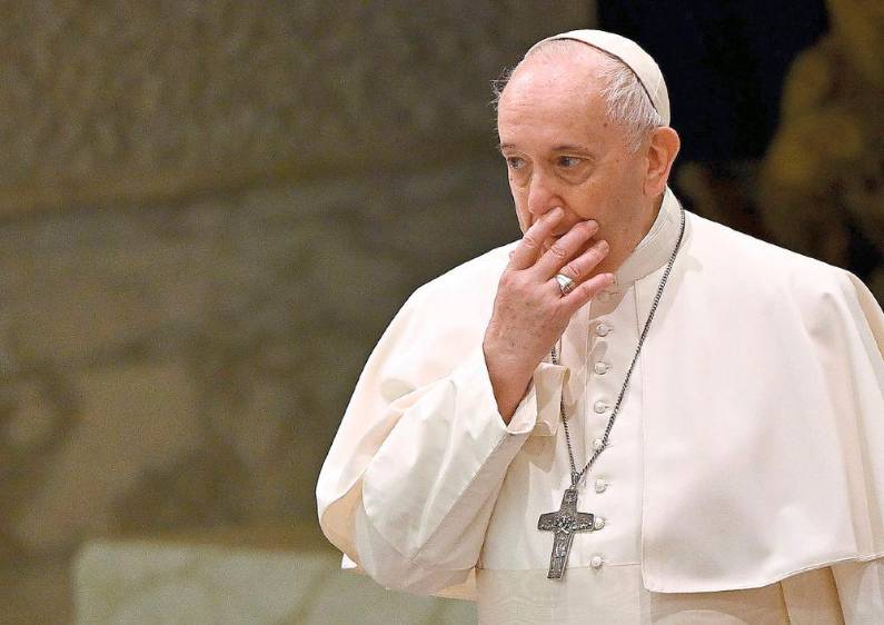 Papa Francisco fue sometido con éxito a operación en el colon