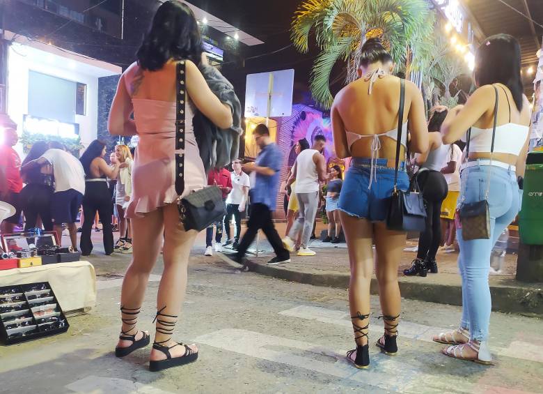 Aunque las autoridades no lo tengan identificado, en el Parque Lleras todos saben que la prostitución es controlada por la criminalidad y que menores de edad son explotadas. FOTO JAime Pérez