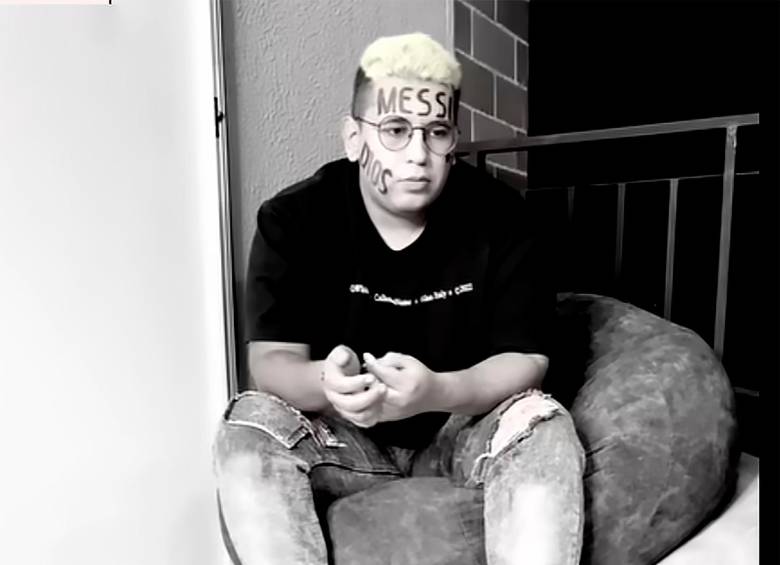 El influenciado antioqueño se tatuó el rostro después de la final del Mundial. FOTO: TOMA DE VIDEO 