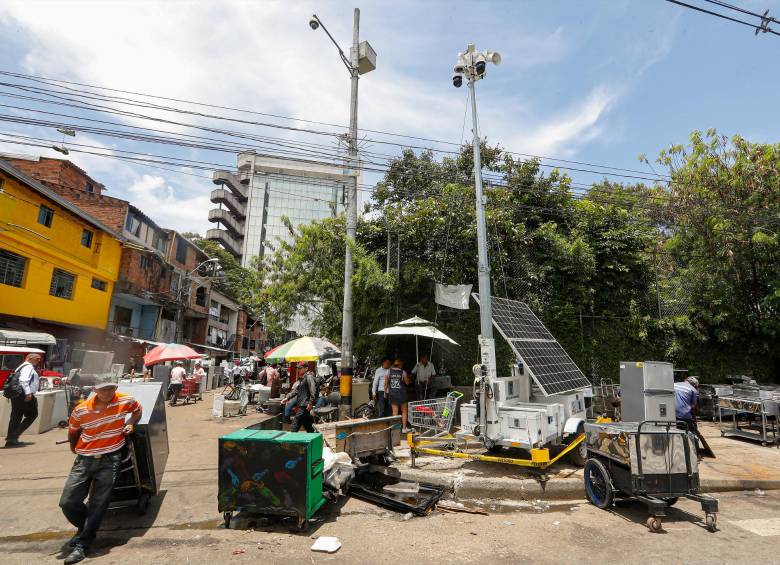 El “Robocop” operando entre varios electródomesticos de segunda mano que se comercializan en el sector de Quincalla. FOTO: Manuel Saldarriaga.