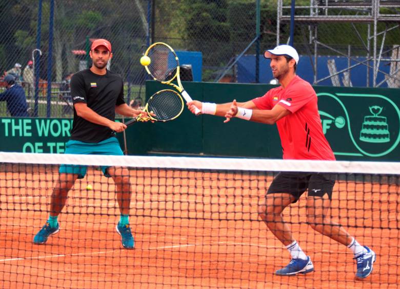  Juan Sebastián Cabal y Robert Farah han entrenado juntos durante esta semana en Bogotá, donde este domingo esperan asegurar el triunfo de Colombia en la serie de Copa Davis. FOTO Fedecoltenis 