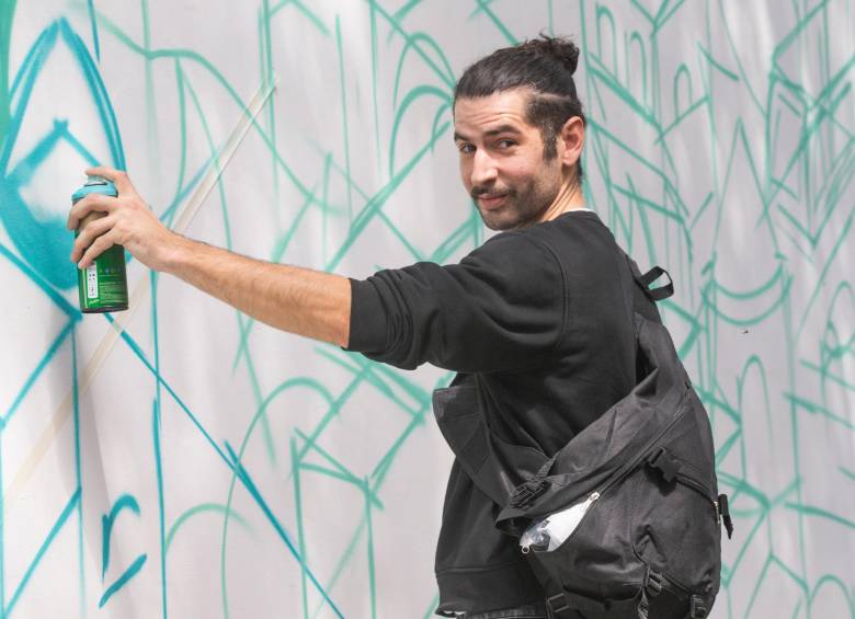 Takir ha pintado muros en varios países de Europa. Además, tiene un vínculo muy estrecho con Medellín: cada año pasa largas temporadas en la ciudad. FOTO esneyder gutiérrez 