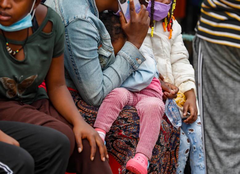 Todas las personas que intentan cruzar la frontera son vulnerables, pero aún más los niños que se enfrentan a peñascos, crecientes de ríos y a picaduras de insectos. Foto: Manuel Saldarriaga Quintero.