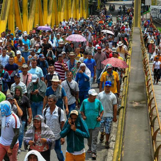 Los mineros avanzaban este viernes en una marcha entre Caucasia y Tarazá. FOTO MANUEL SALDARRIAGA