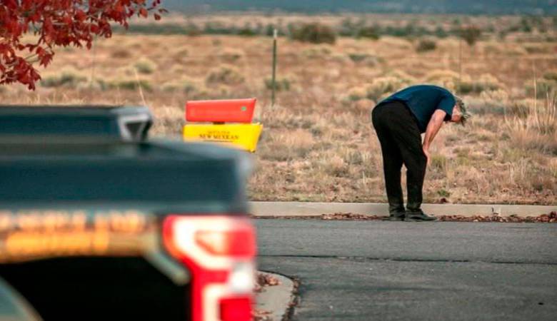 Baldwin en las inmediaciones del set de Rust, donde ocurrió el accidente en el que perdió la vida la directora de fotografía Alyna Hutchins. FOTO: Cortesía