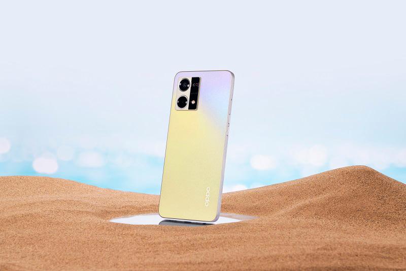 El nuevo OPPO Reno7 tiene 8 GB de RAM y 256 GB de almacenamiento en un nuevo color dorado alba. FOTO: Cortesía