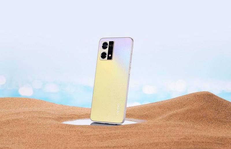 El nuevo OPPO Reno7 tiene 8 GB de RAM y 256 GB de almacenamiento en un nuevo color dorado alba. FOTO: Cortesía