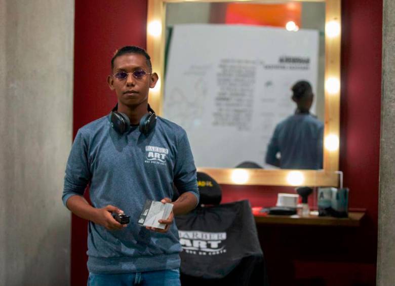 El barbero de Barber Art José Gabriel Landero hace un corte en el Mamm dentro de la exposición “Medellín, pulso de la ciudad”. Fotos Camilo Suárez 
